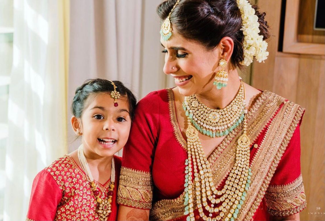 bride twinning with sister on her wedding